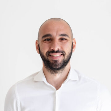 primo piano uomo senza capelli con barba
