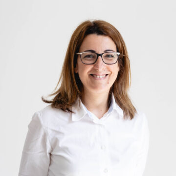 primo piano donna con occhiali
