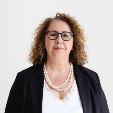primo piano donna con occhiali e capelli rossi