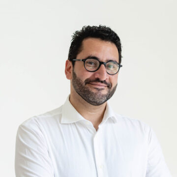 primo piano uomo con barba e occhiali